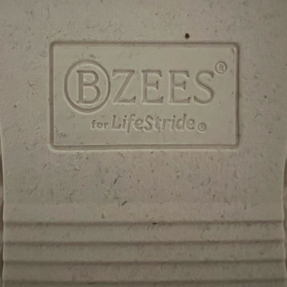NWOT Bzees LifeStride Women's VIP size 7.5 shite with silver accents lightweight - Picture 9 of 11